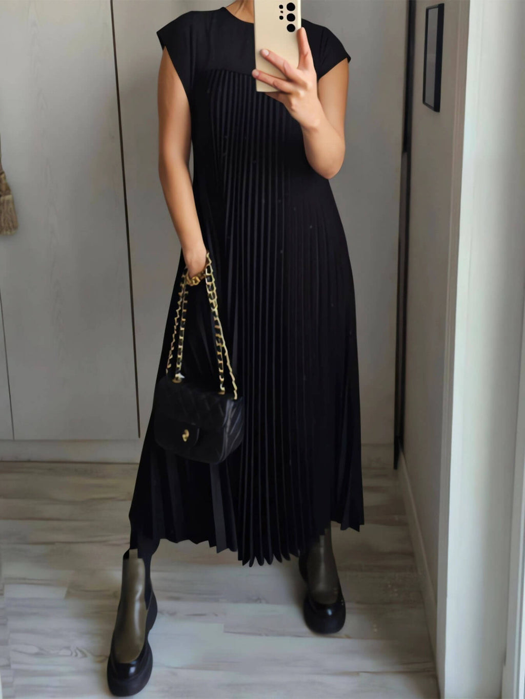 Concise Sleeveless Pleated Dress