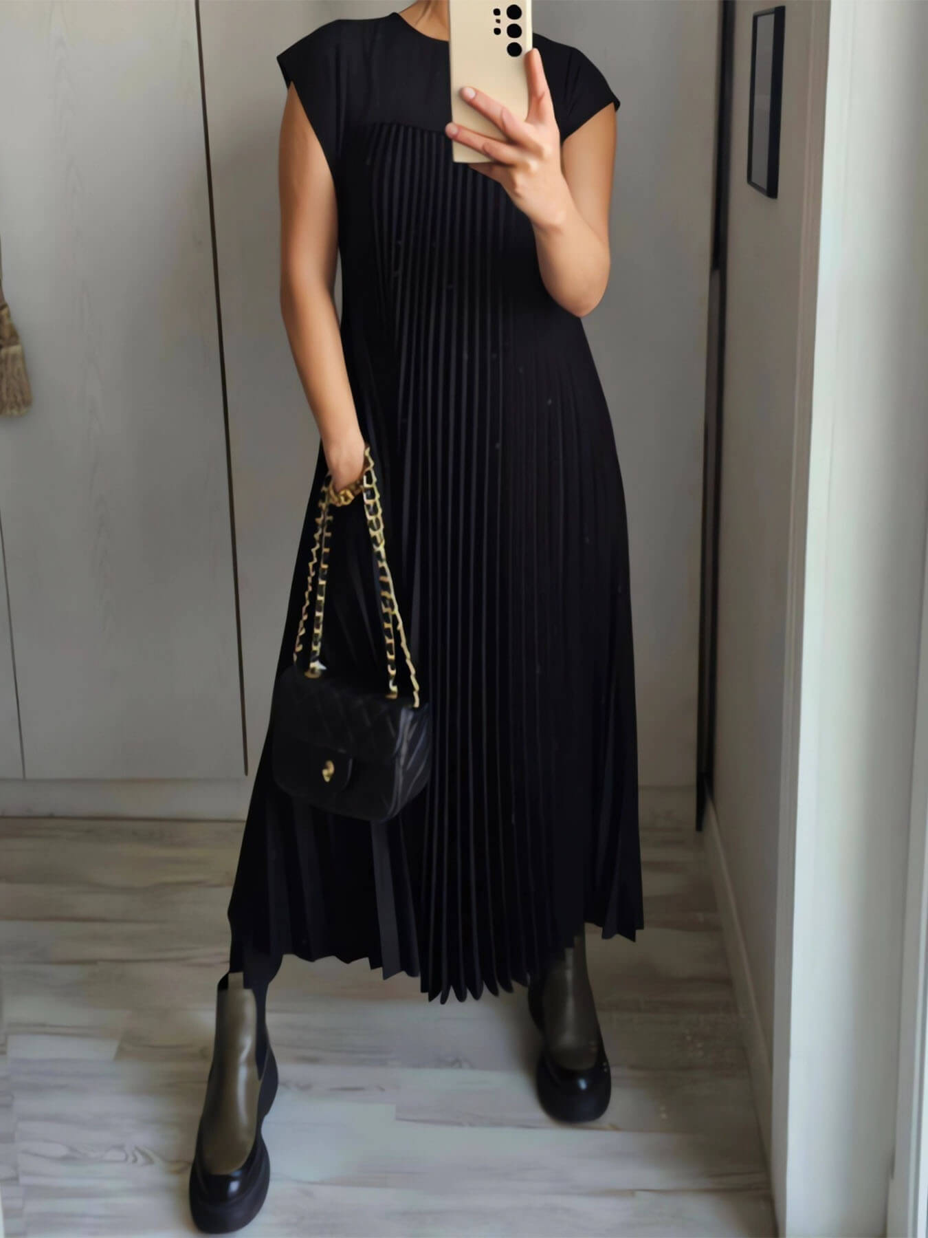 Concise Sleeveless Pleated Dress