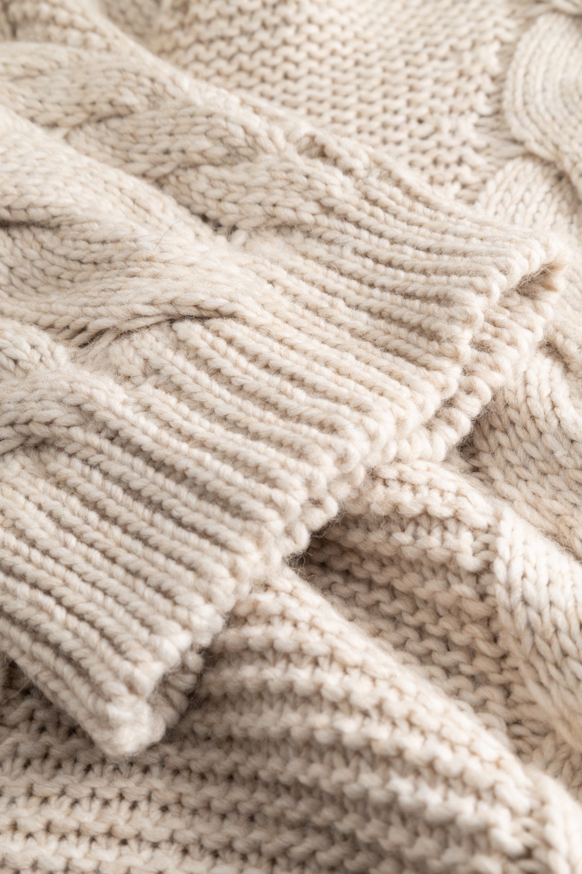 KNIT OVERSIZED CABLE SWEATER