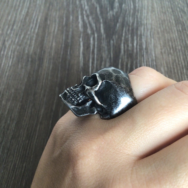 Vintage Skull Statement Ring – Gothic Bold Accessory