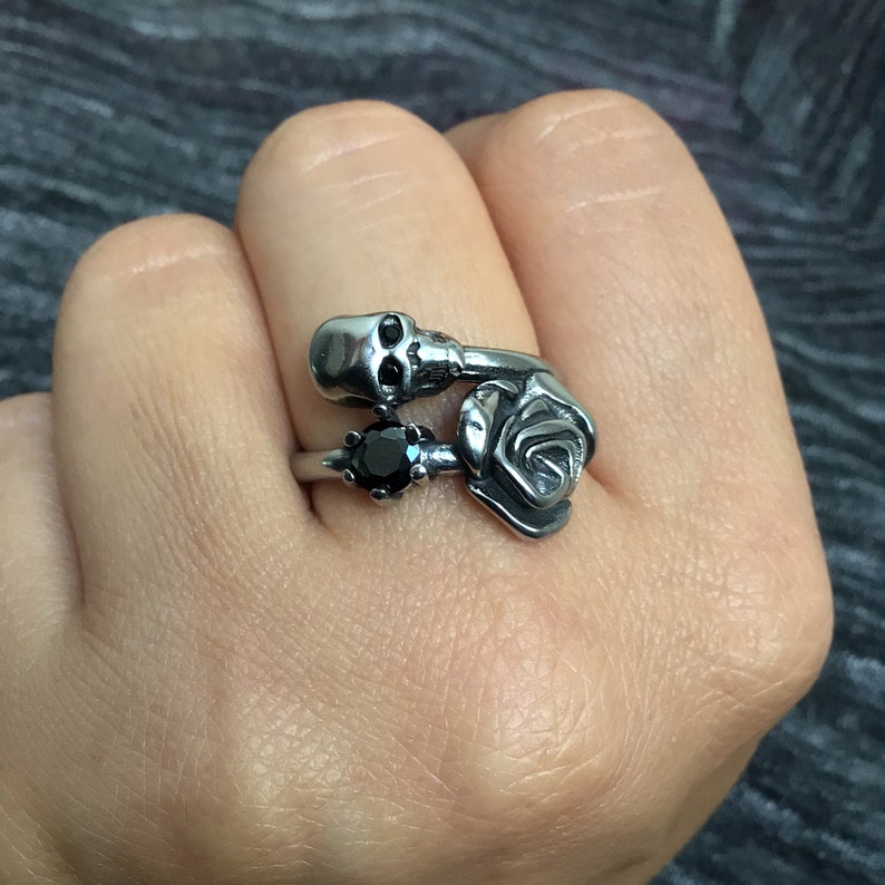 Gothic rose and skull rings, suitable for both men and women