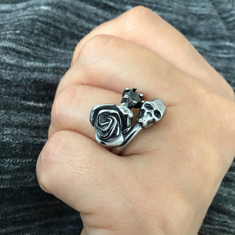 Gothic rose and skull rings, suitable for both men and women