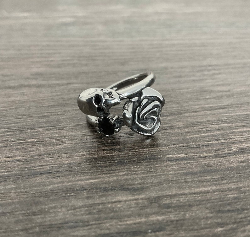 Gothic rose and skull rings, suitable for both men and women