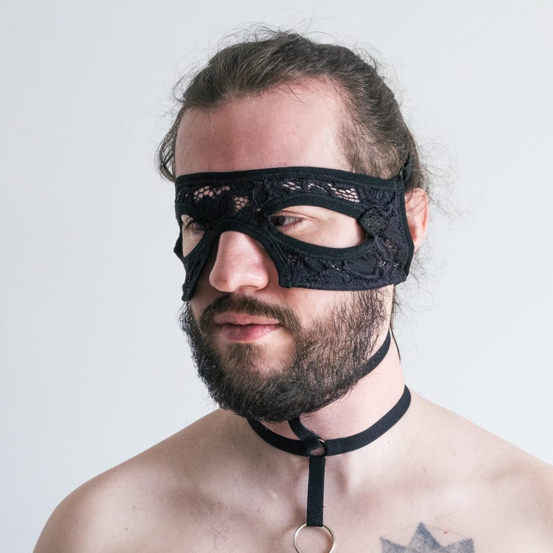 Black lace half-face mask that exposes the eyes  180
