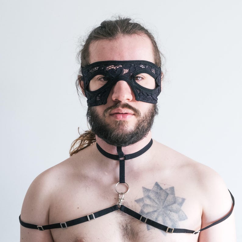 Black lace half-face mask that exposes the eyes  180