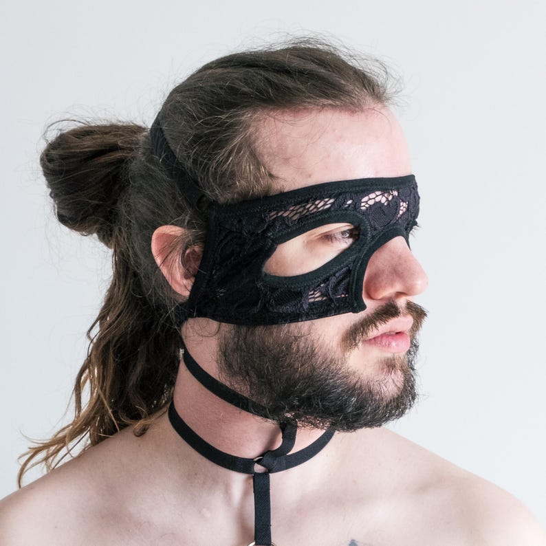Black lace half-face mask that exposes the eyes  180