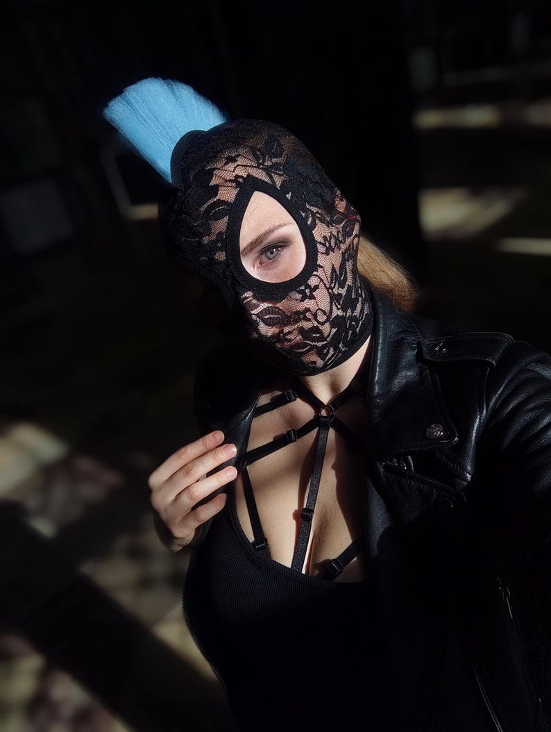 Gothic Punk Lace Full-Face Mask – Feather-Adorned Edgy Design