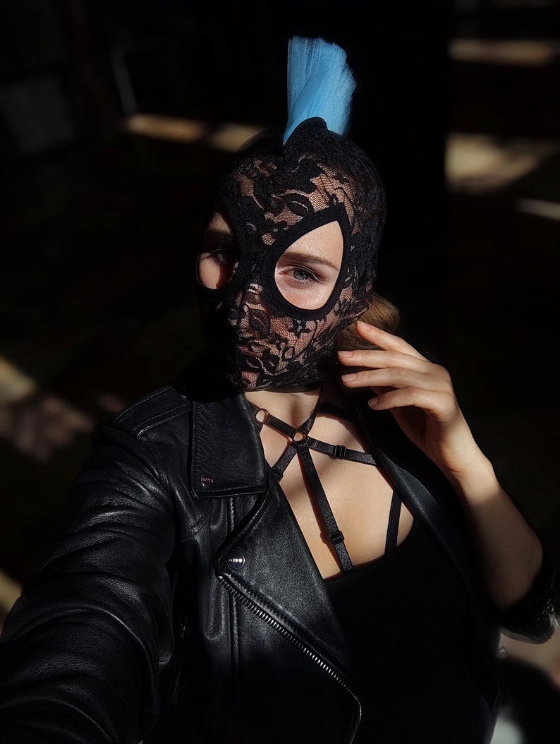 Gothic Punk Lace Full-Face Mask – Feather-Adorned Edgy Design