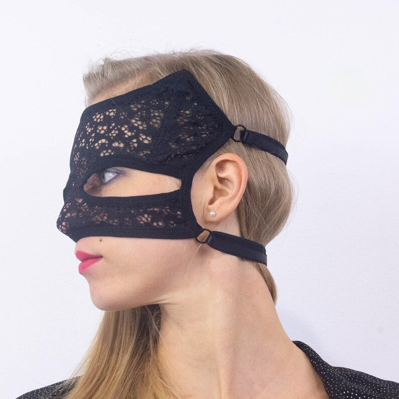 Black Lace Cat-Eye Mask 189