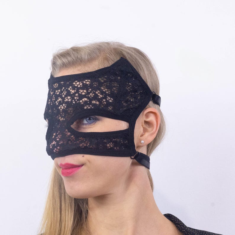 Black Lace Cat-Eye Mask 189